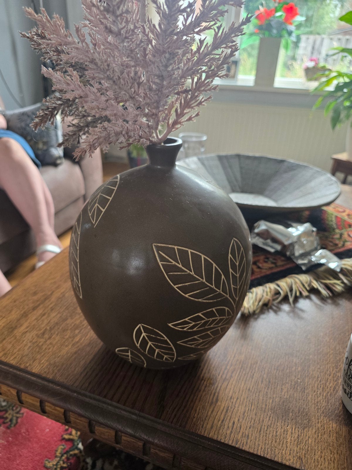 Decoratieve bruine vaas met bladmotief, Antiek en Kunst, Ophalen of Verzenden