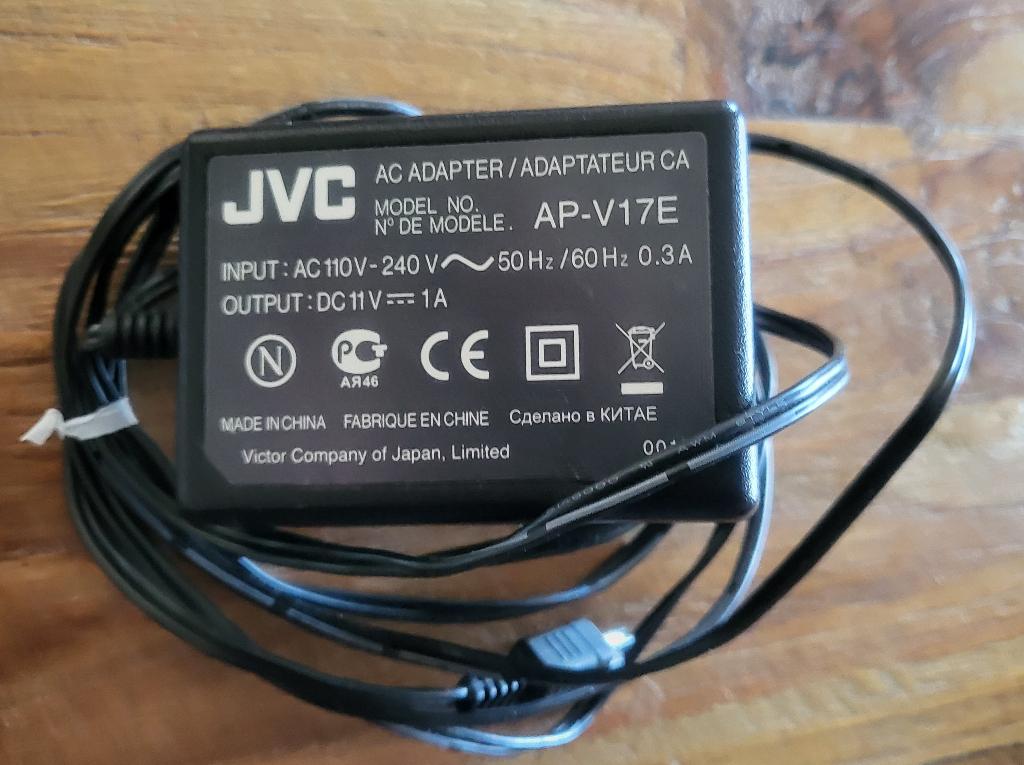 JVC Adapter AP-V17E en 2x Battery pack BN-VF707u, Ophalen, Gebruikt