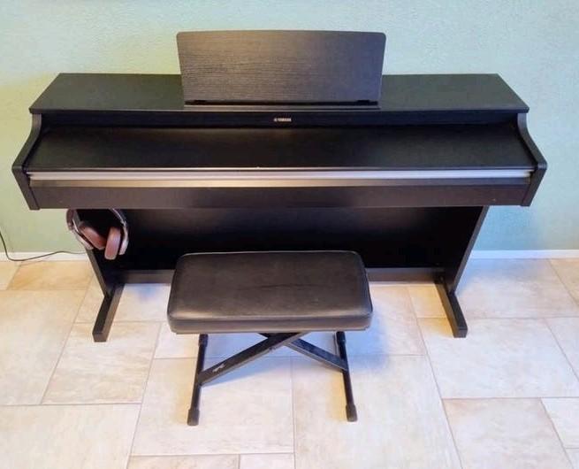 Yamaha Arius digitale piano & pianokruk in uitstekende staat, Ophalen, Zwart, Digitaal, Zo goed als nieuw