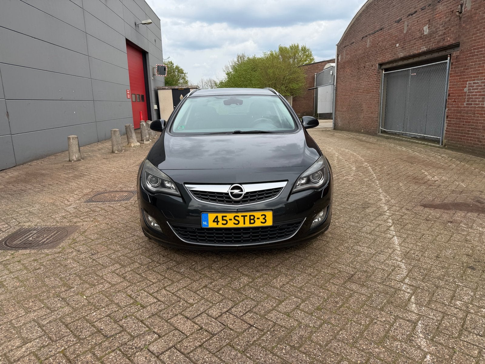 Opel Astra 1.6 Turbo Sports Tourer AUT 2011, Auto's, Opel, 730 kg, 4 cilinders, 179 pk, Zwart