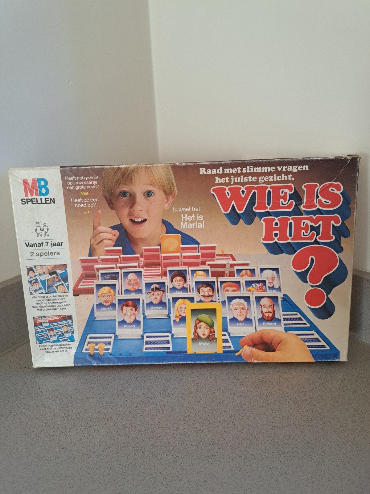 Wie Is Het? - Klassiek Raadspel van MB Spellen, Hobby en Vrije tijd, Gezelschapsspellen | Bordspellen, Een of twee spelers, Ophalen of Verzenden