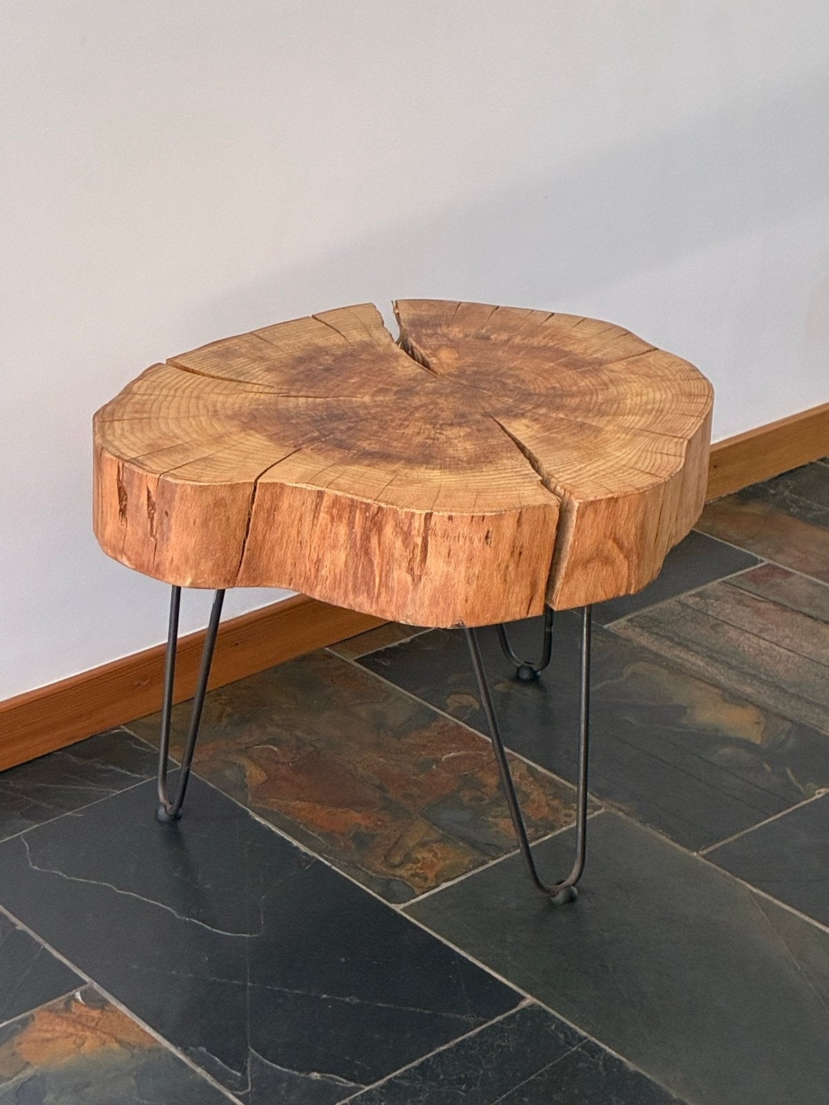 Unieke bijzettafel van boomstam met hairpin poten, Huis en Inrichting, Tafels | Bijzettafels, Ophalen, Minder dan 45 cm, Minder dan 55 cm
