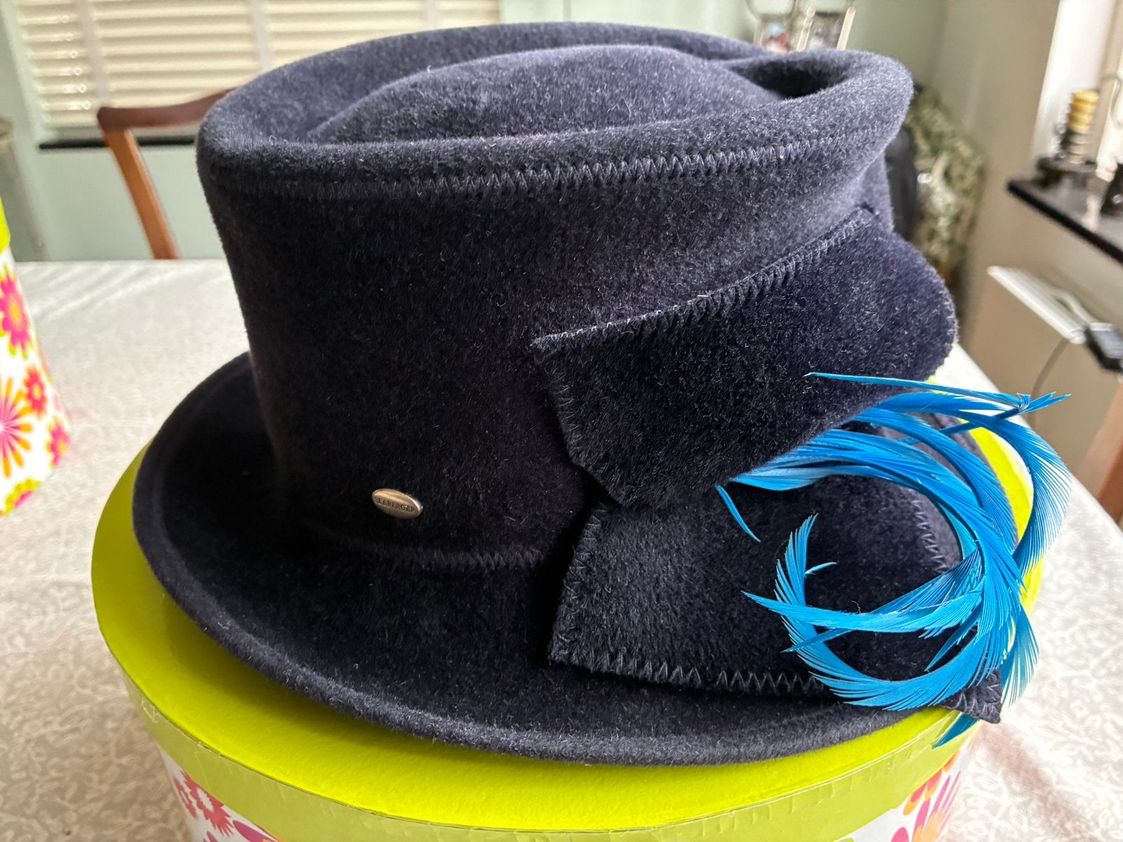 Feestelijke navy blauwe dameshoed winter / vilthoed, Ophalen of Verzenden, Zo goed als nieuw, 55 cm (S, 6⅞ inch) of minder, Hoed