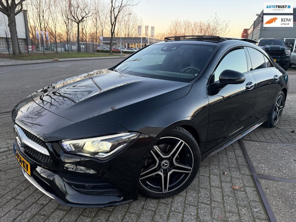Mercedes-Benz CLA-klasse 180 AMG SPORT AUT PANO LEDER LED CA, Auto's, Mercedes-Benz, Bedrijf, Te koop, CLA, ABS, Achteruitrijcamera