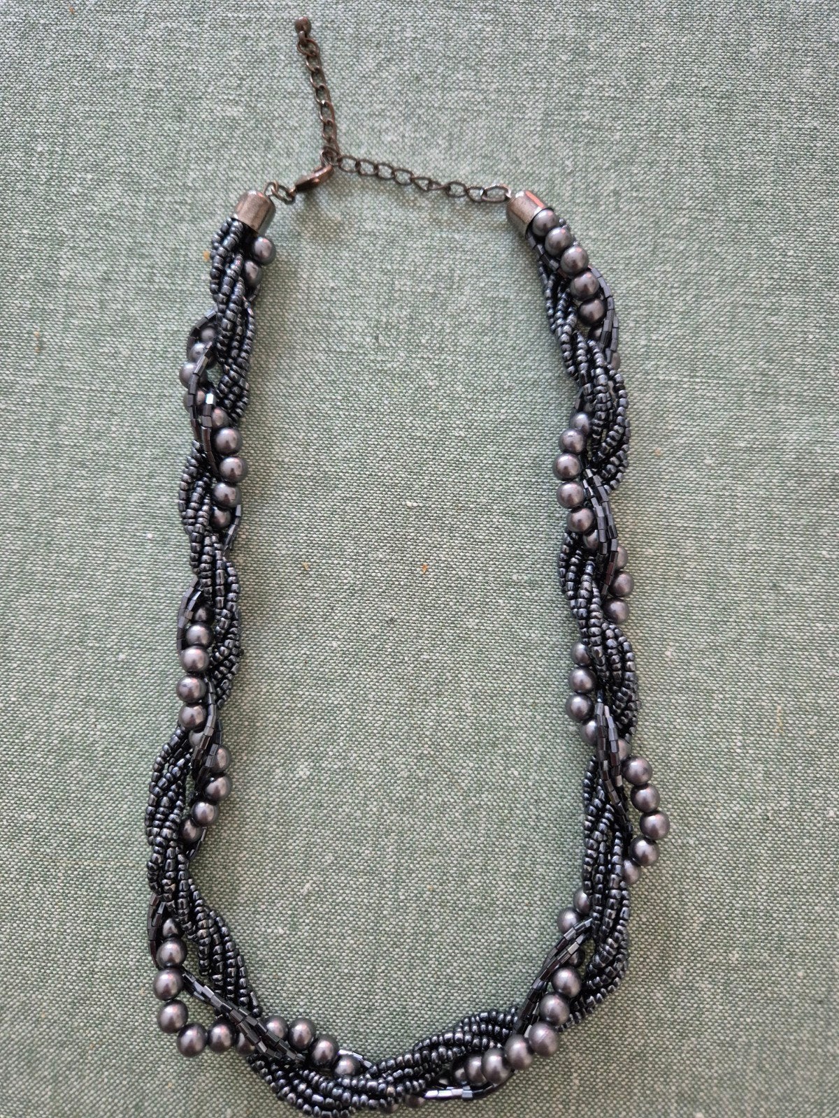 Stijlvolle grijze kralenketting - Zo goed als nieuw, Sieraden, Tassen en Uiterlijk, Kettingen, Gebruikt, Overige materialen, Grijs