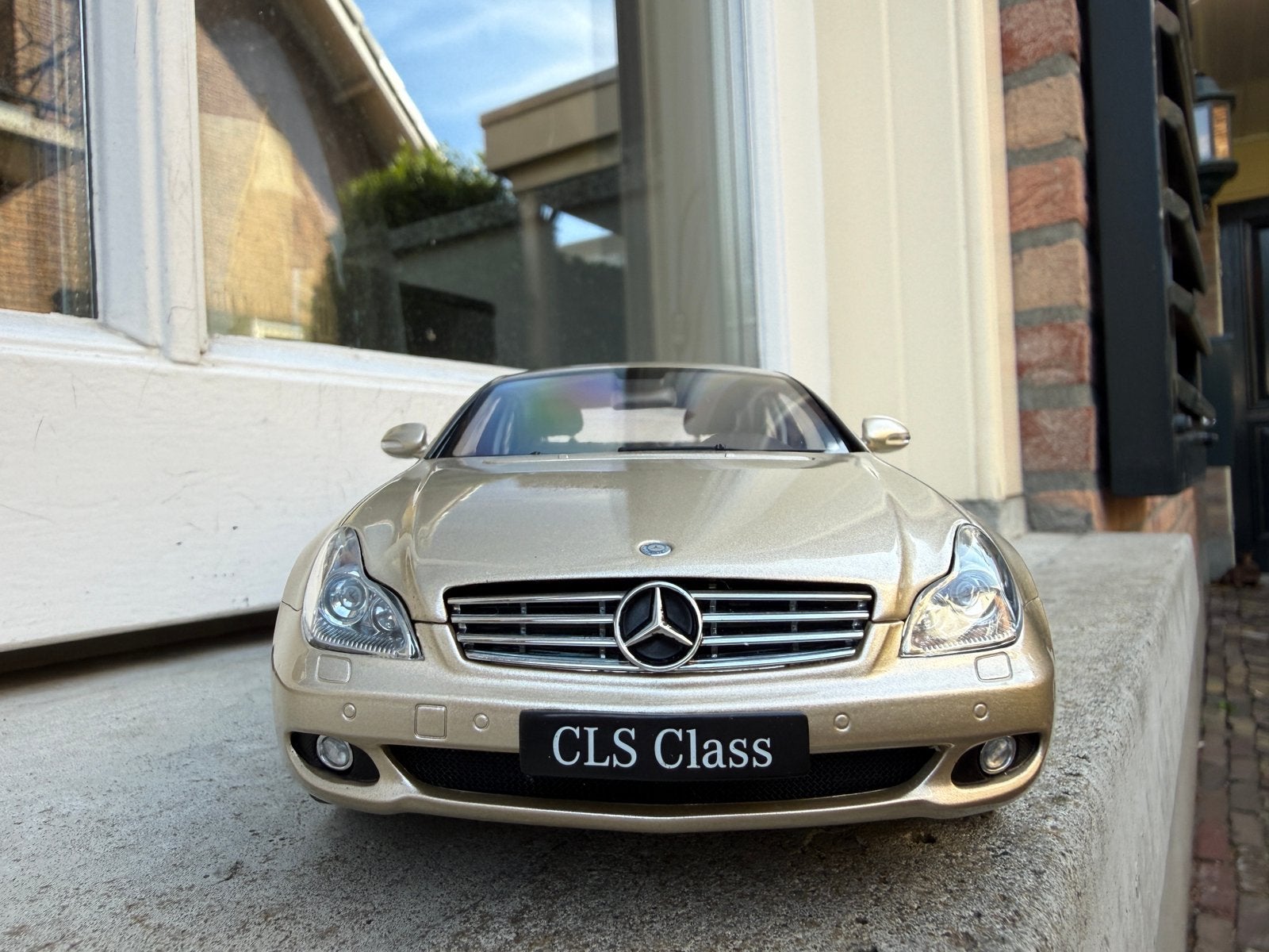 1:18 Mercedes CLS-Klasse CLS500 Gold 2004 Kyosho No.08401LBE, Kyosho, Auto, Ophalen of Verzenden, Zo goed als nieuw