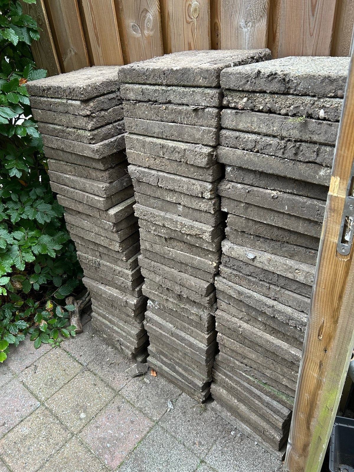 Gratis af te halen: 150 grijze betonnen stoeptegels 20x20 cm, Ophalen, Overige materialen, Gebruikt, Overige typen