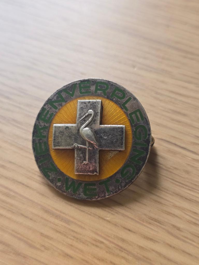 Vintage Zilveren Zusterinsigne Ziekenverpleging wet, Ophalen of Verzenden, Gebruikt, Zilver, Zilver