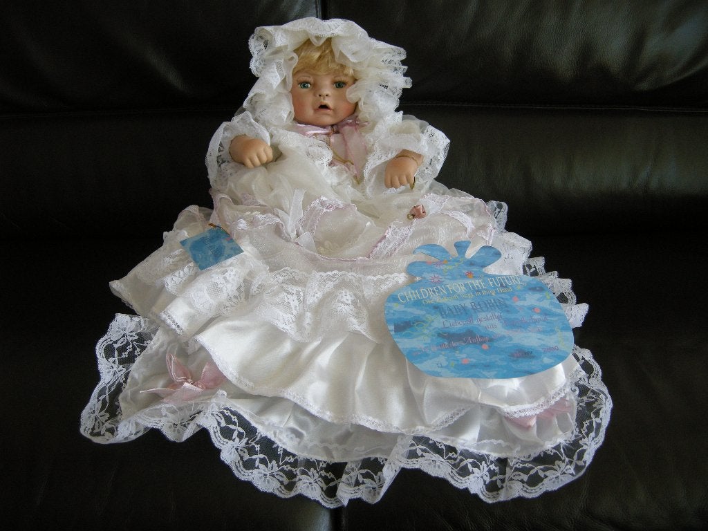 porseleinen pop in witte doopjurk met blauw kaartje, Antiek en Kunst, Ophalen of Verzenden