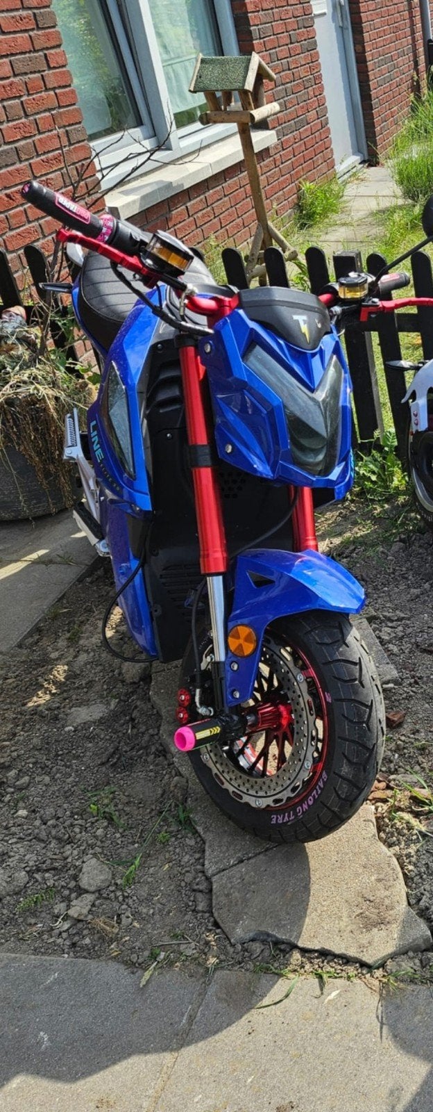 E-Thunder brommer met bluetooth speakers en sfeerverlichting, Fietsen en Brommers, Ophalen of Verzenden