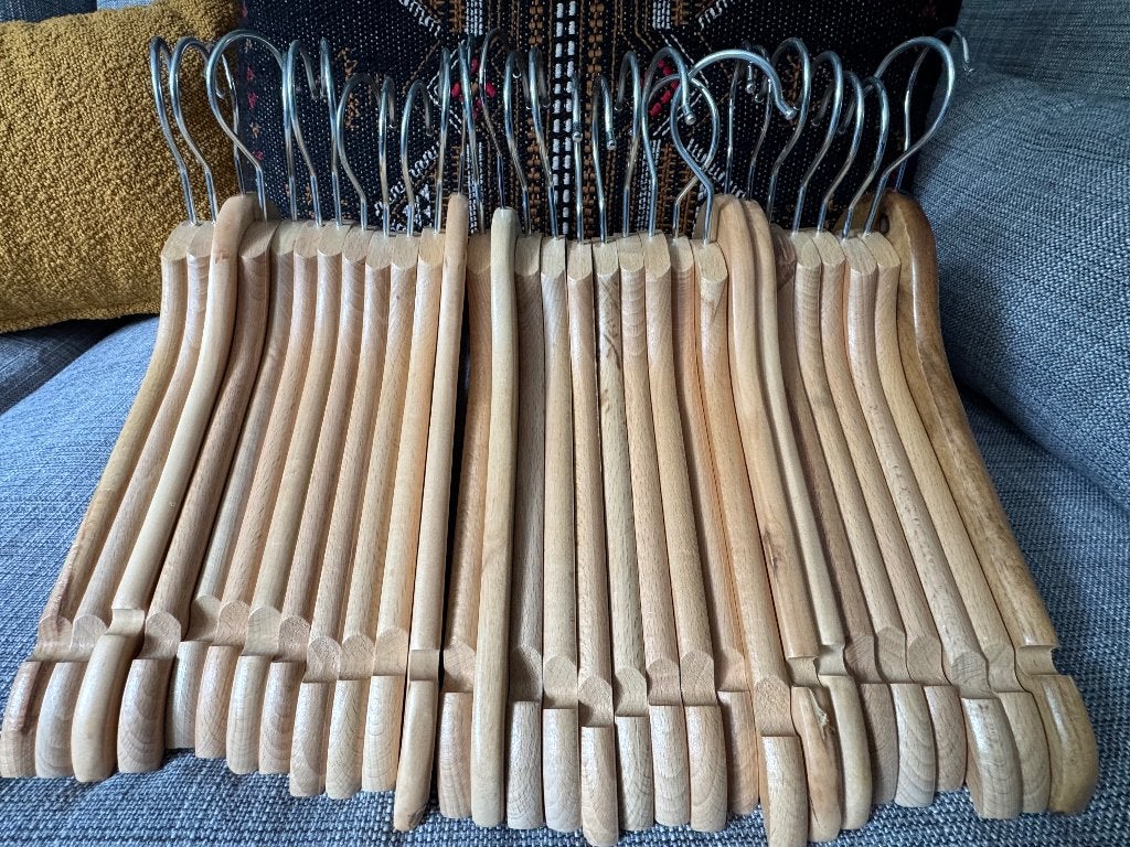 Wooden clothes hanger (30 available), Kleding | Dames, Ophalen, Zo goed als nieuw, Hout, Kinderen en Volwassenen