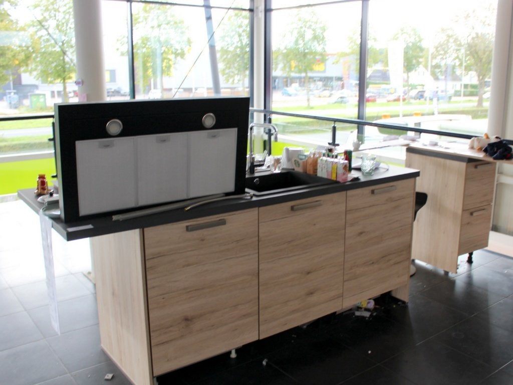UH15 Showroomkeuken  lichte houtlook – flexibelle opstelling, Ophalen, Waldstraße 53-57, 33415 Verl  Duitsland, Nobilia-Werke J. Stickling GmbH & Co. KG