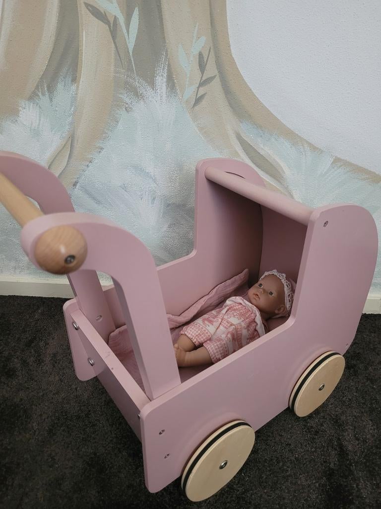 Oud roze houten poppenwagen incl. pop, dekentje & kussentje, Ophalen, Zo goed als nieuw, Babypop