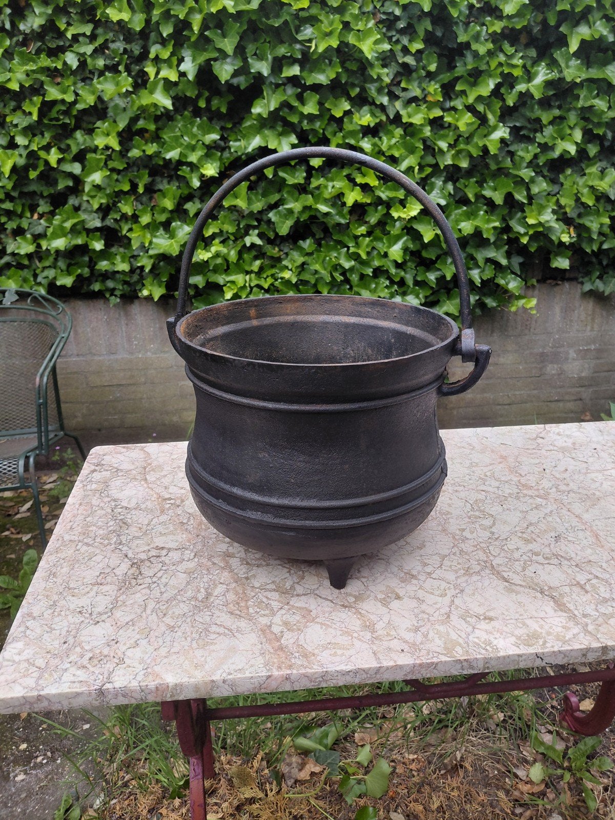 Antieke gietijzeren ketel met handvat en poten/ heksenketel, Ophalen of Verzenden