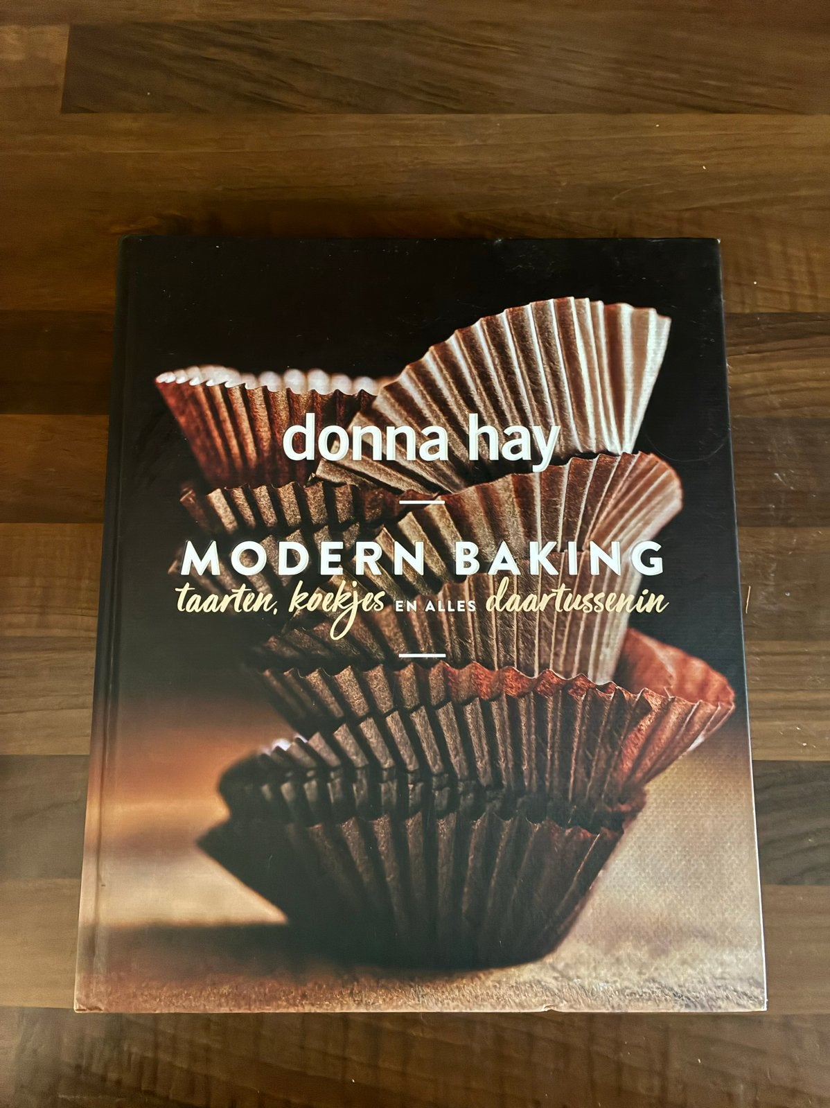 Modern Baking - Donna Hay (kookboek), Ophalen of Verzenden, Gelezen, Overige gebieden, Taart, Gebak en Desserts