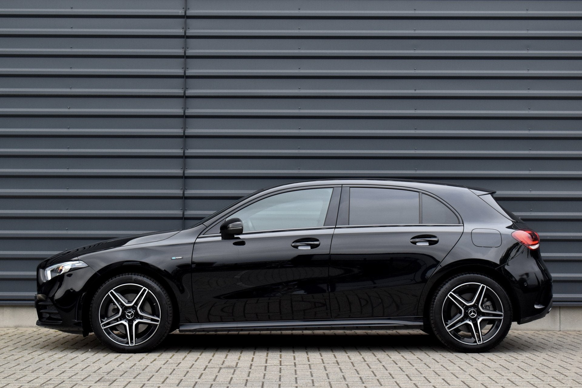 Mercedes-Benz A-Klasse 250 e AMG Line | Sfeerverlichting | S, Gebruikt, 4 cilinders, 15 kWh, Zwart