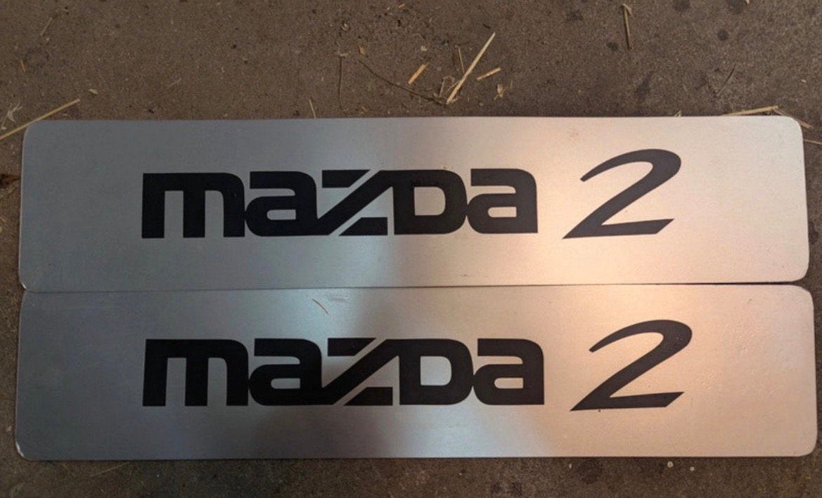 Mazda 2 originele dealer showplaten aluminium, Ophalen of Verzenden, Gebruikt, Mazda