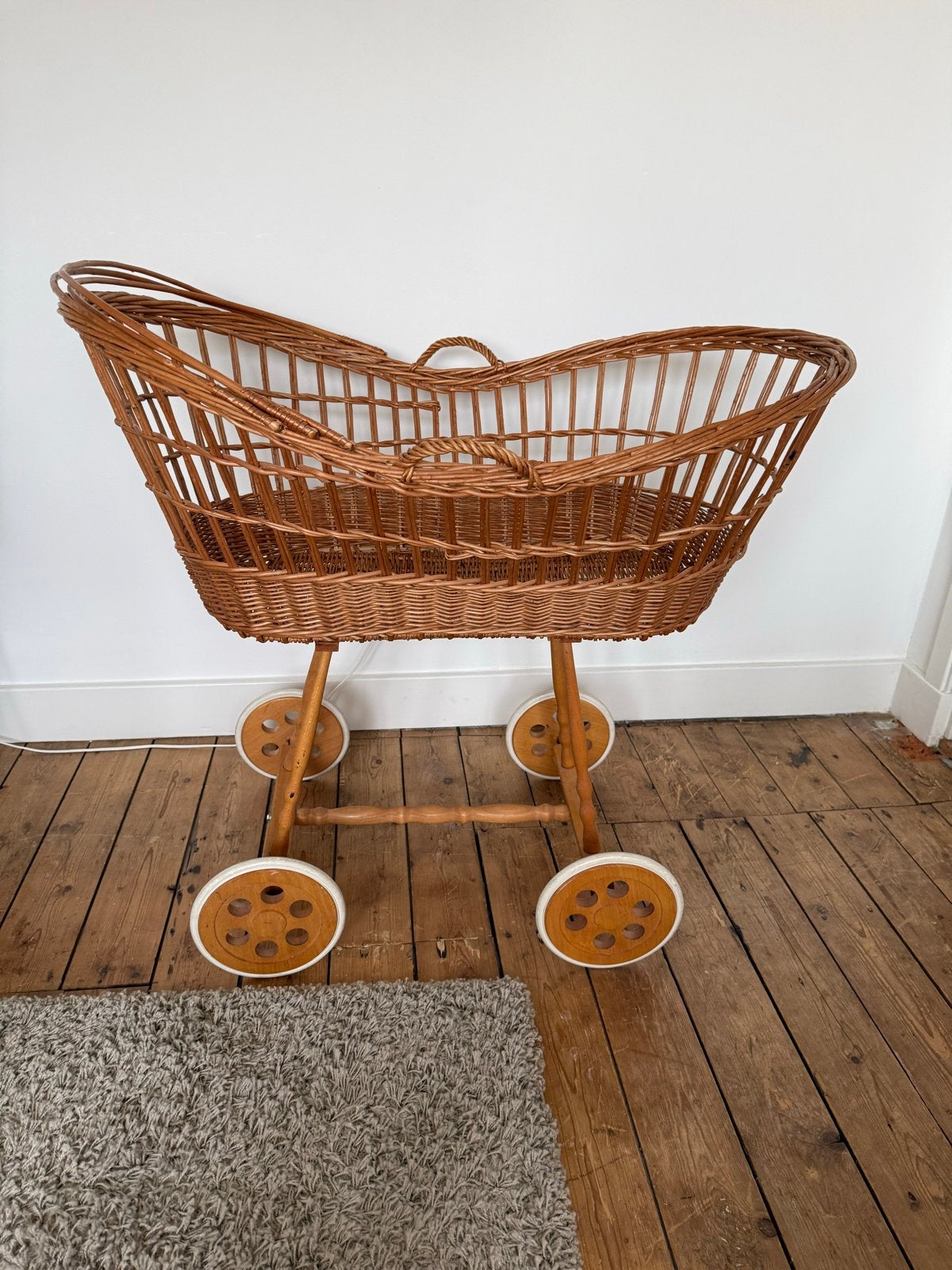 Vintage rotan wieg, kan met of zonder onderstel, Kinderen en Baby's, Babywiegjes en Ledikanten, Ophalen, Gebruikt, Wieg