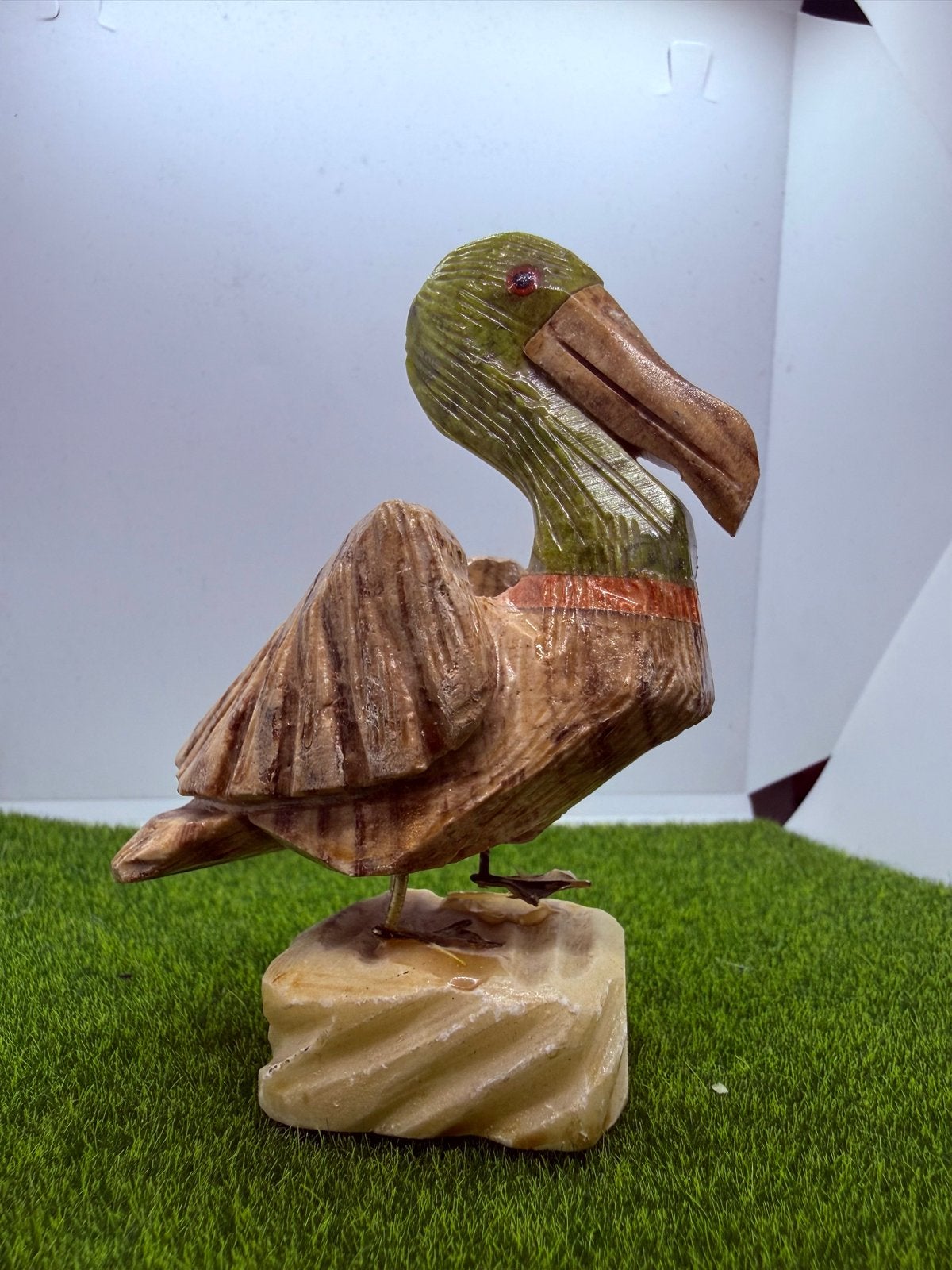 Decoratieve Pelikaansculptuur van Jaspis en Serpentijn, Minder dan 20 cm, Ophalen of Verzenden, Handgemaakt, Steen of Keramiek