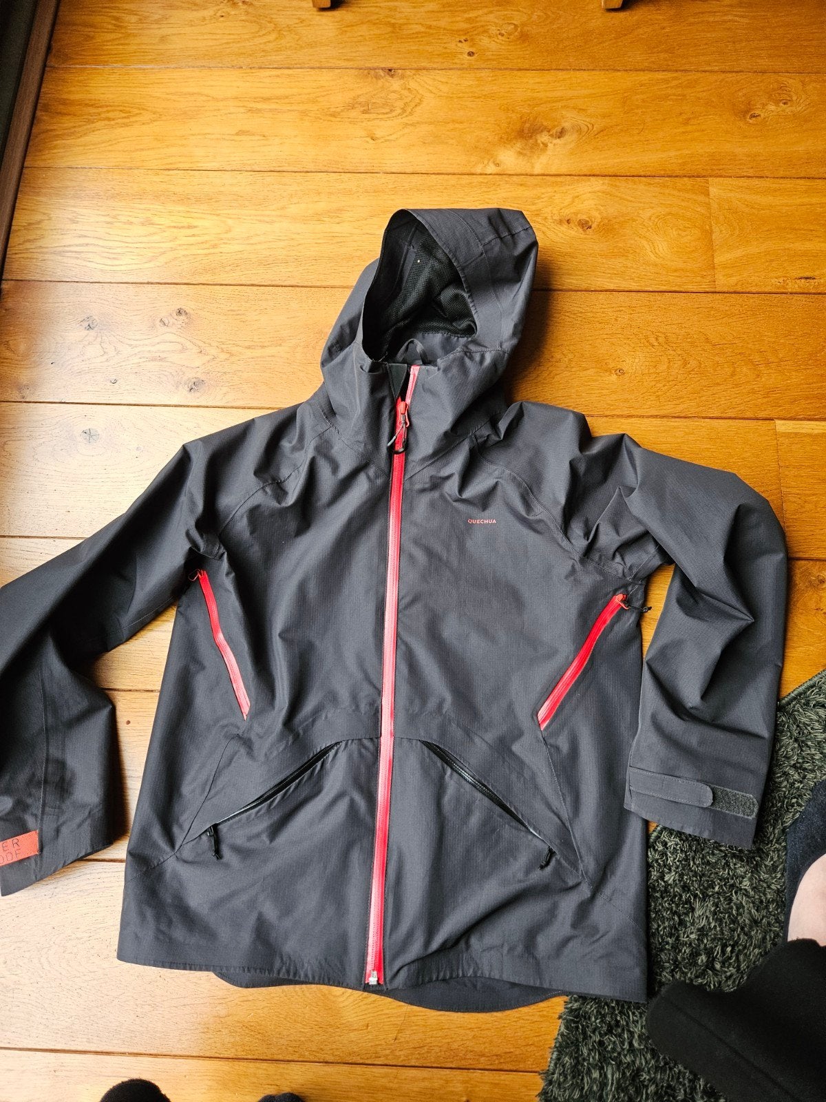 Regenjas decathlon, maat 151-160cm. Grijs met rode streep, Caravans en Kamperen, Regenkleding, Ophalen, Zo goed als nieuw, Regenjas
