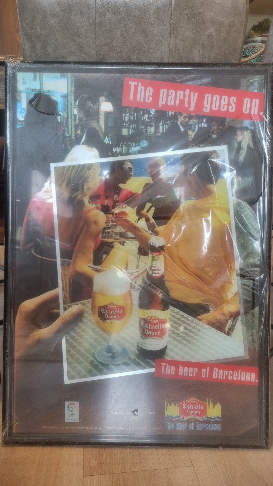 Poster Estrella Damm i.s.m. Barcelona - 74x51cm, Ophalen of Verzenden, Nieuw, Reclamebord, Plaat of Schild, Overige merken