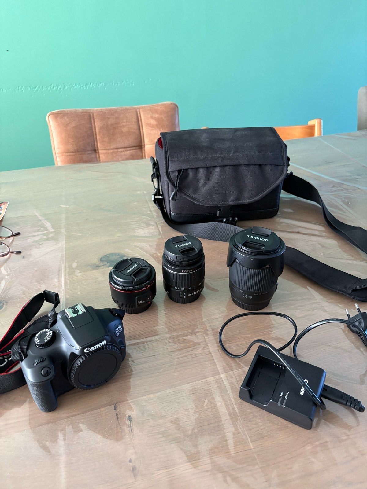 Canon EOS 4000D met 3 lenzen en tas, Audio, Tv en Foto, Fotocamera's Digitaal, Spiegelreflex, Canon, Zo goed als nieuw, Accu