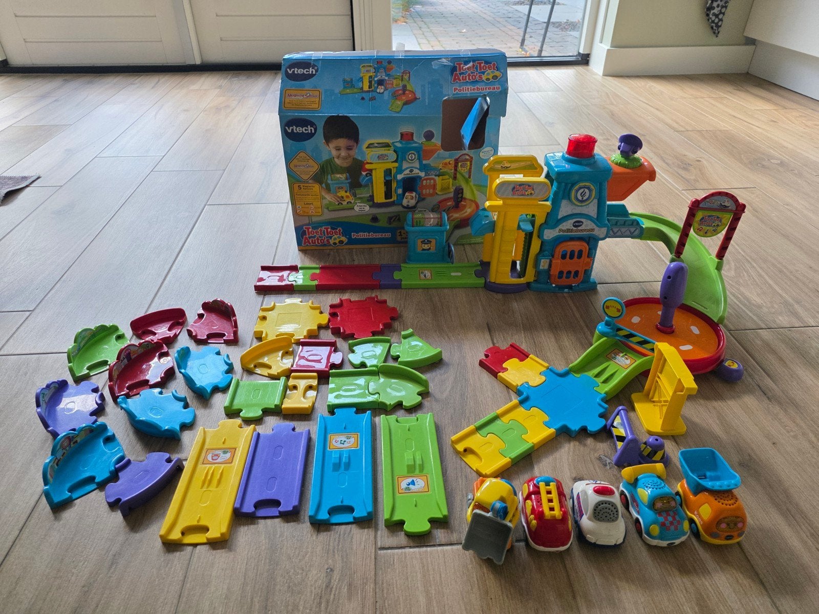 VTech Toet Toet Auto's Garage met 5 auto's en extra wegen, Kinderen en Baby's, Ophalen, Zo goed als nieuw, 6 maanden tot 2 jaar