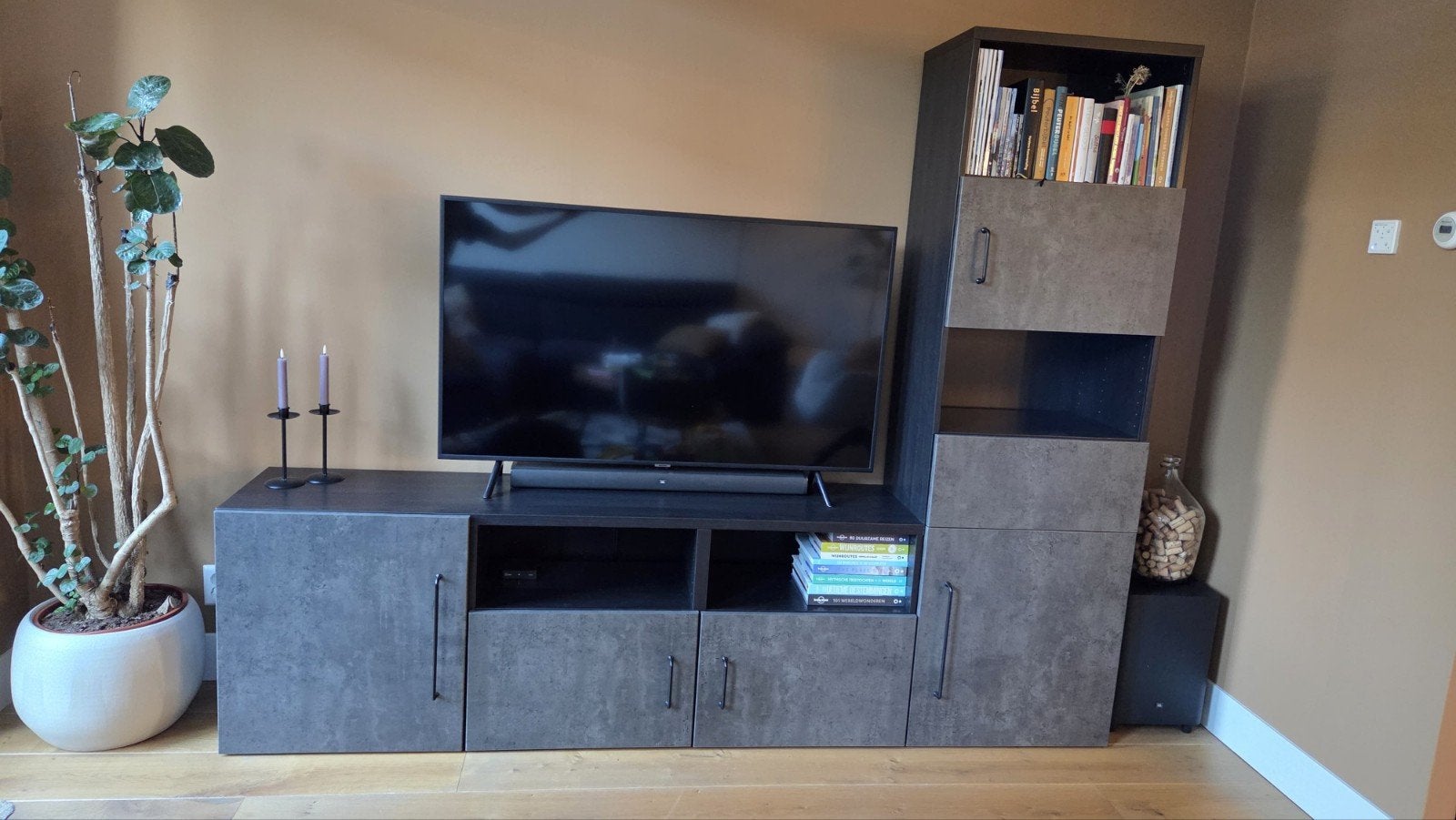 IKEA BESTÅ tv-meubel + hoge kast | Betonlook | 240 cm | Zeer, Ophalen, Modern, Industrieel, 150 tot 200 cm, Zo goed als nieuw