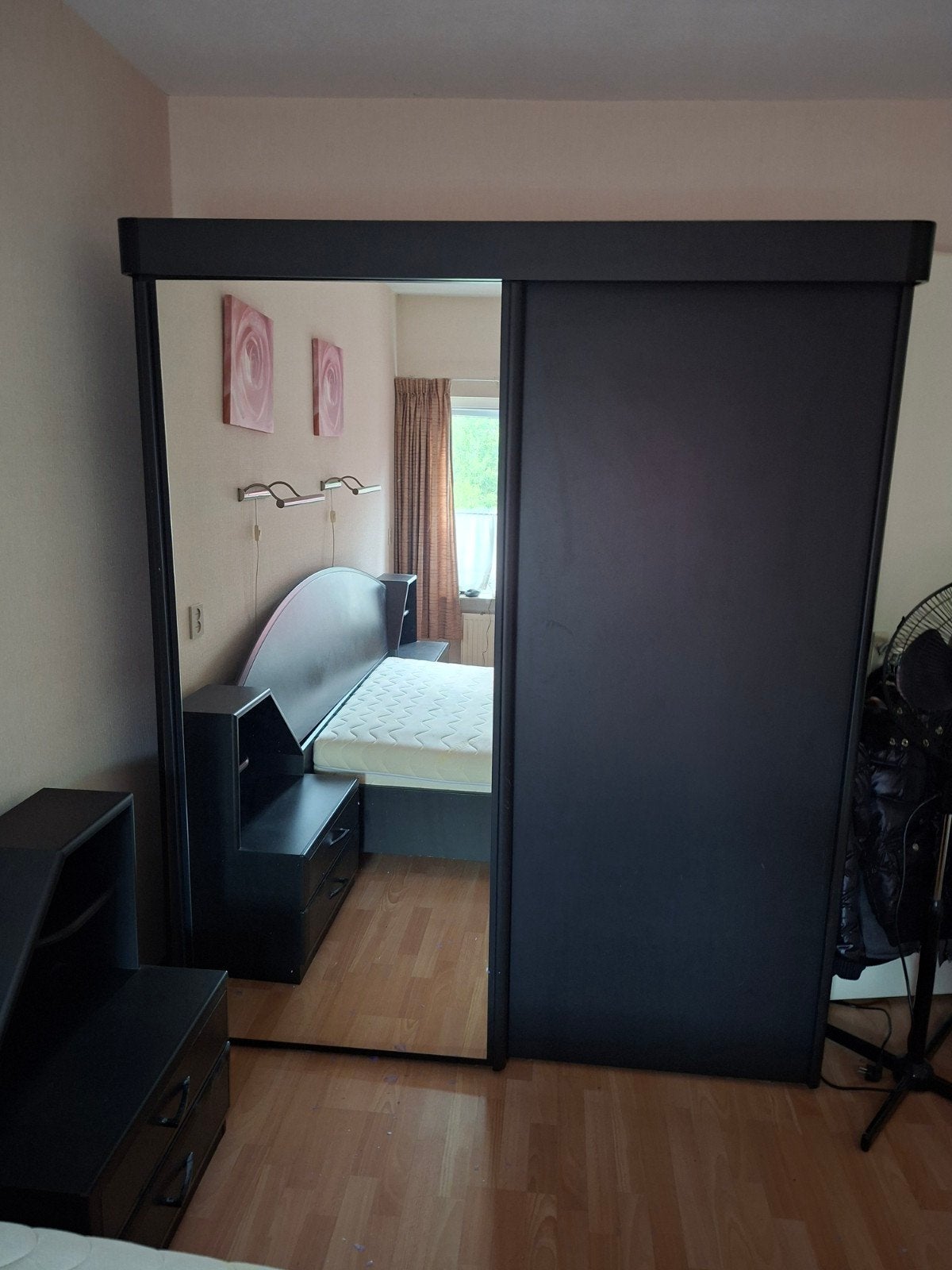 Kledingkast met schuifdeuren en spiegel, Gebruikt, 200 cm of meer, Met plank(en), 50 tot 75 cm