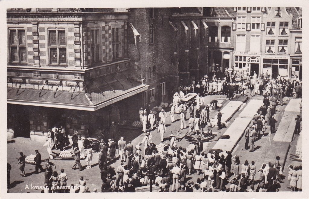 Alkmaar. Ansichtkaart. Kaasmarkt - Jaren '50 (1958), Ophalen of Verzenden, 1940 tot 1960, Gelopen, Noord-Holland