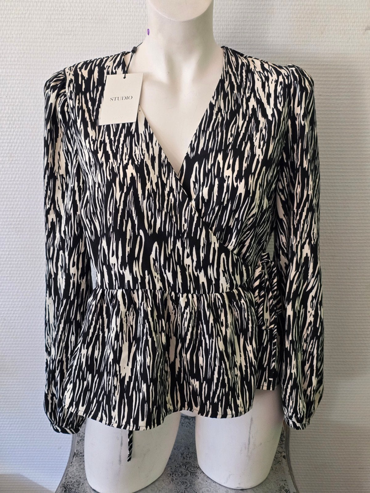 Only Studio Zebra Print Wrap Top Maat L "Nieuw ", Zwart, Maat 42/44 (L), Nieuw, Ophalen of Verzenden