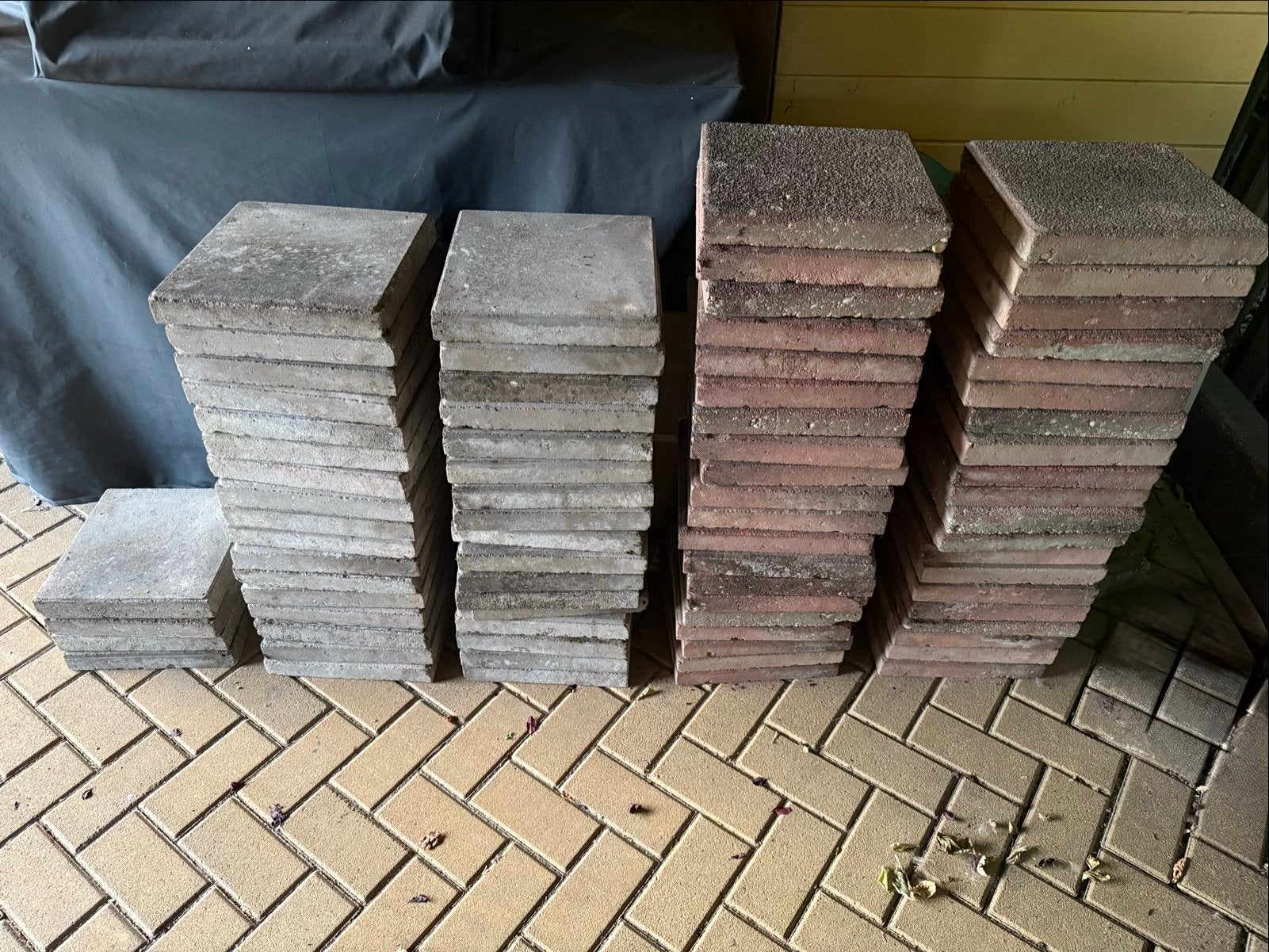 GRATIS Grijze en rode tegels 30x30cm, 78 stuks, Ophalen, Overige materialen, Gebruikt, Overige typen