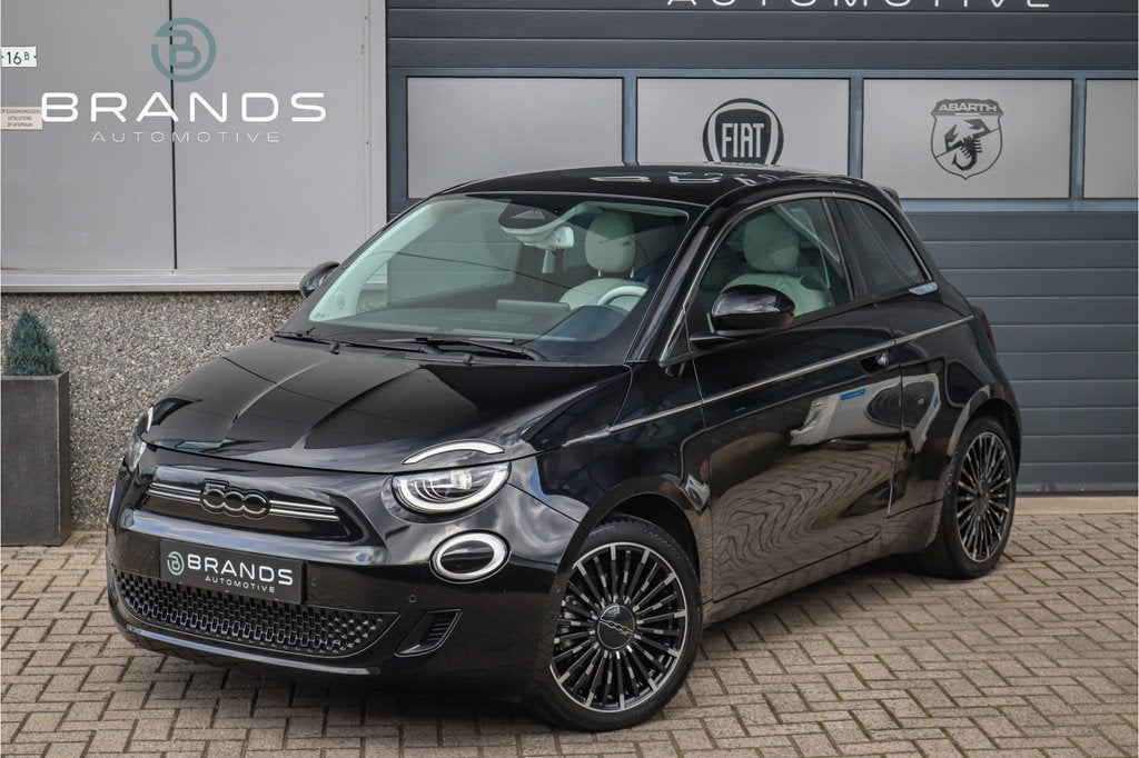 Fiat 500E La Prima by Bocelli 42 kWh 1e eig Full option JBL, Auto's, Fiat, Gebruikt, Met garantie (alle), 4 stoelen, Zwart