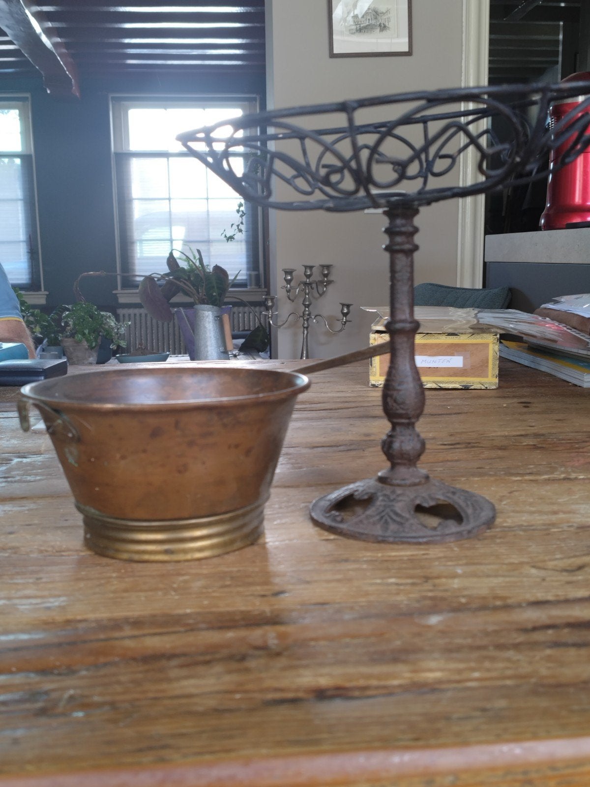 Antieke koperen pot met ijzeren standaard, Antiek en Kunst, Ophalen of Verzenden