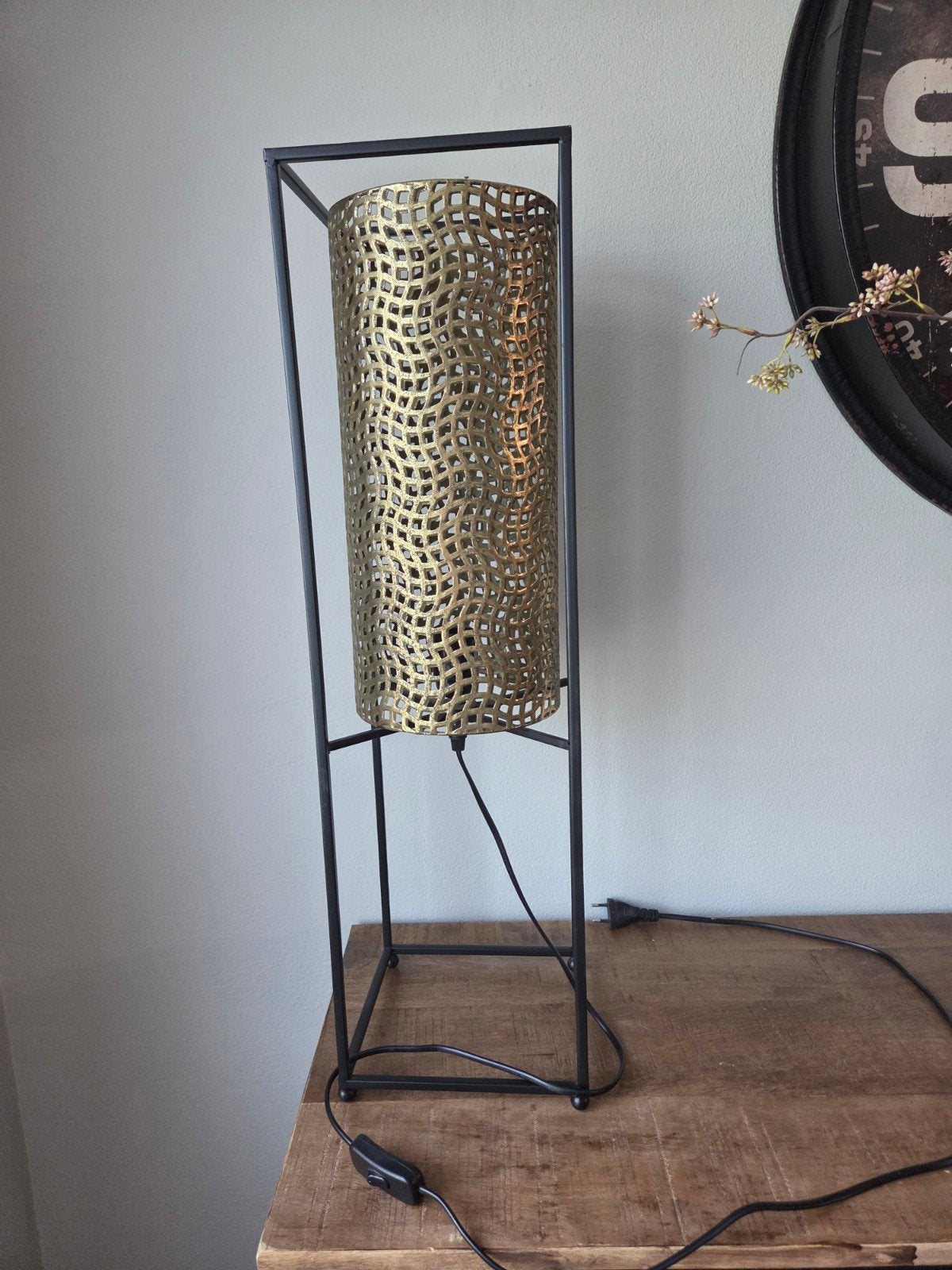 Gouden tafellamp met metalen frame en geperforeerde kap, Zo goed als nieuw, Goud, Modern, Ophalen