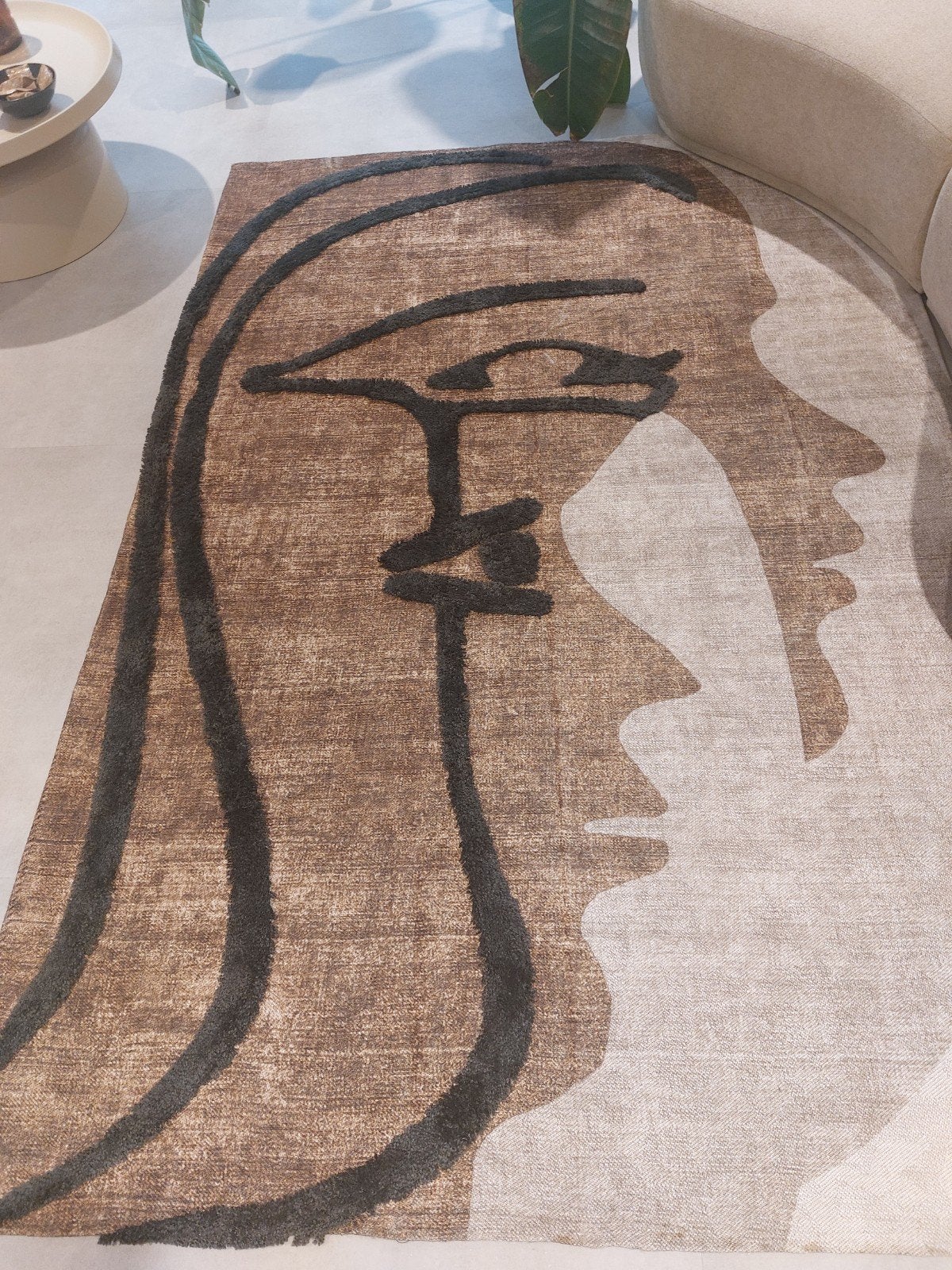 Gezocht: Vloerkleed met Abstract Gezicht Design, Ophalen, Modern, Abstract, Artistiek, 100 tot 150 cm, Zo goed als nieuw