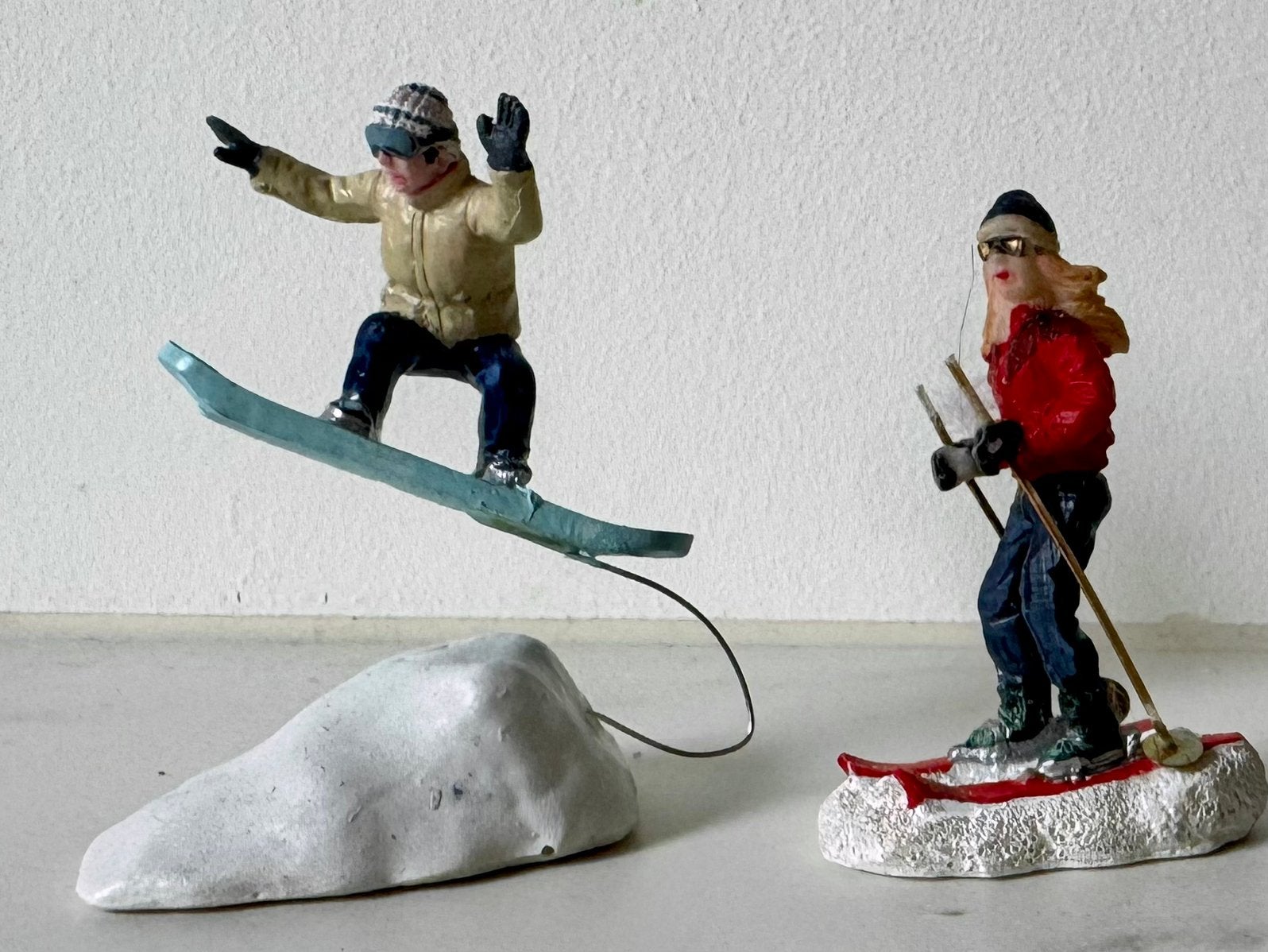 Kerstdorp - DickensVille - LuVille - Diverse figuren ski, Ophalen, Gebruikt