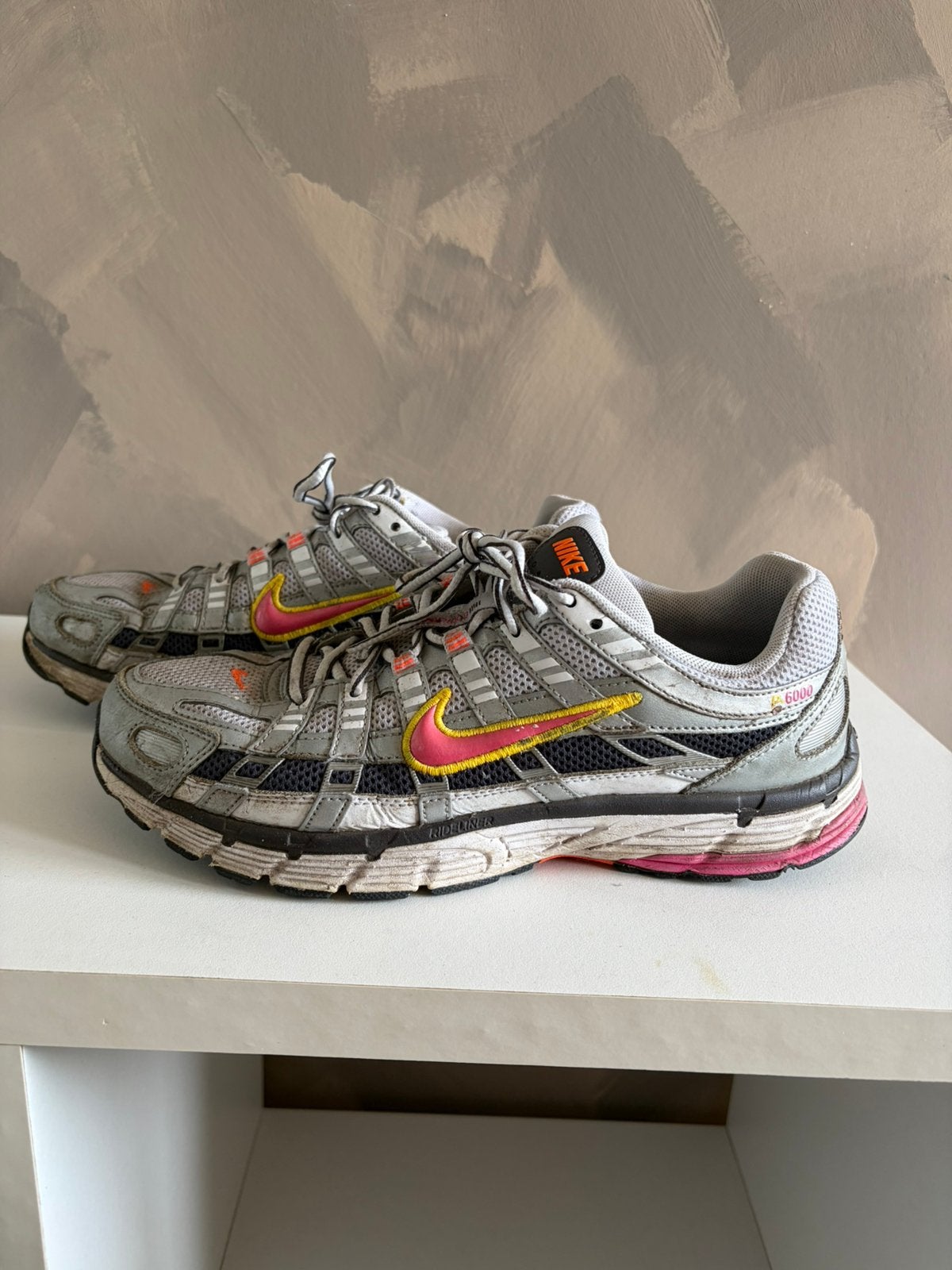 Nike P6000 sneakers met roze en geel maat 40,5, Kleding | Dames, Wit, Ophalen of Verzenden, Sneakers of Gympen, Zo goed als nieuw