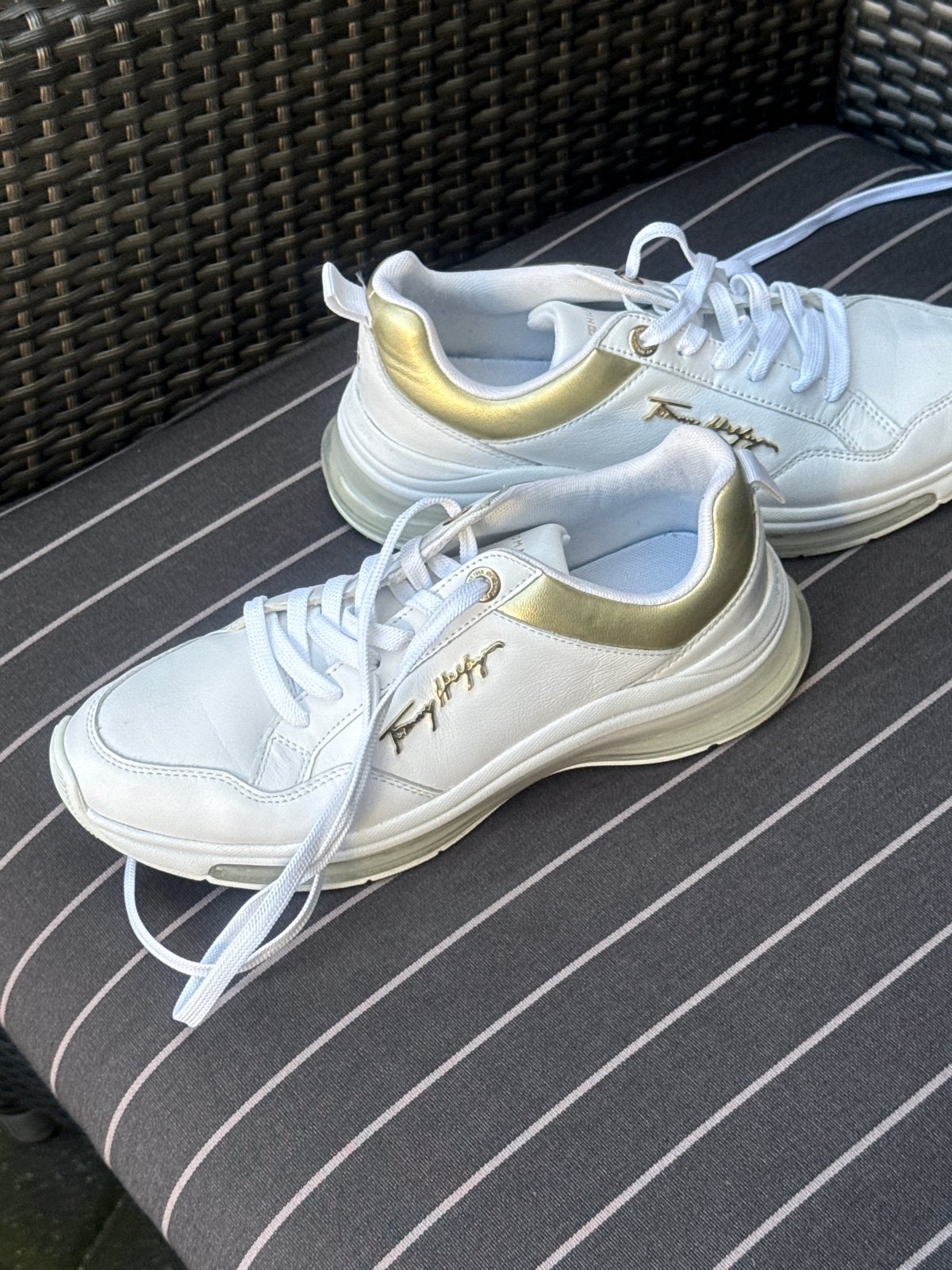 Tommy Hilfiger sneakers wit met goud, Kleding | Dames, Schoenen, Ophalen, Zo goed als nieuw, Wit, Sneakers of Gympen