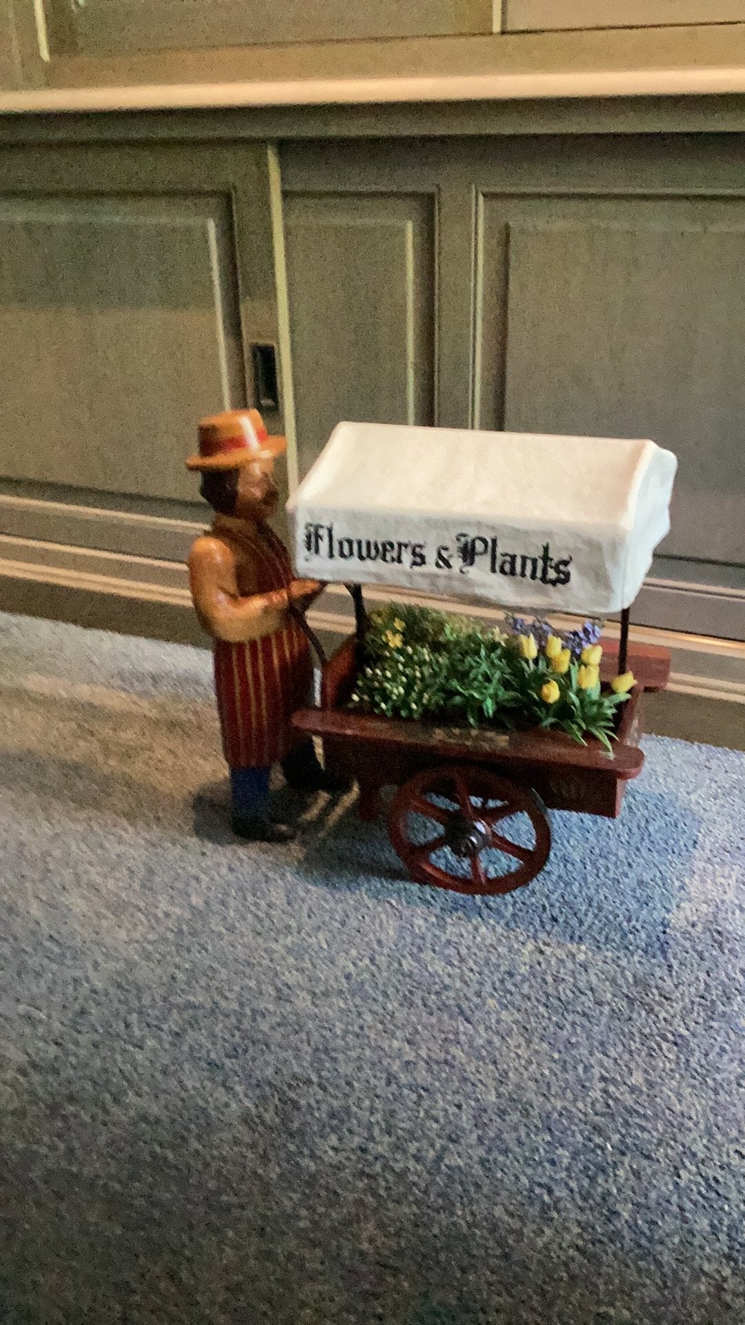 Antieke bloemen handkar met pop van hout., Ophalen of Verzenden