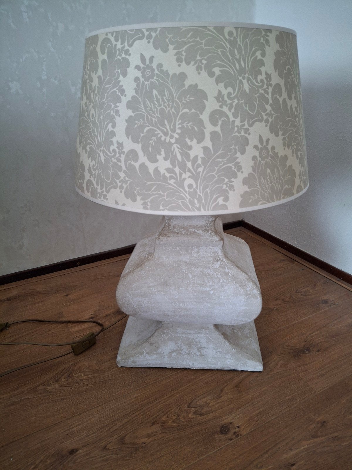 Decoratieve tafellamp met stoffen kap, Huis en Inrichting, Lampen | Tafellampen, Ophalen, 50 tot 75 cm, Zo goed als nieuw, Klassiek, Landelijk