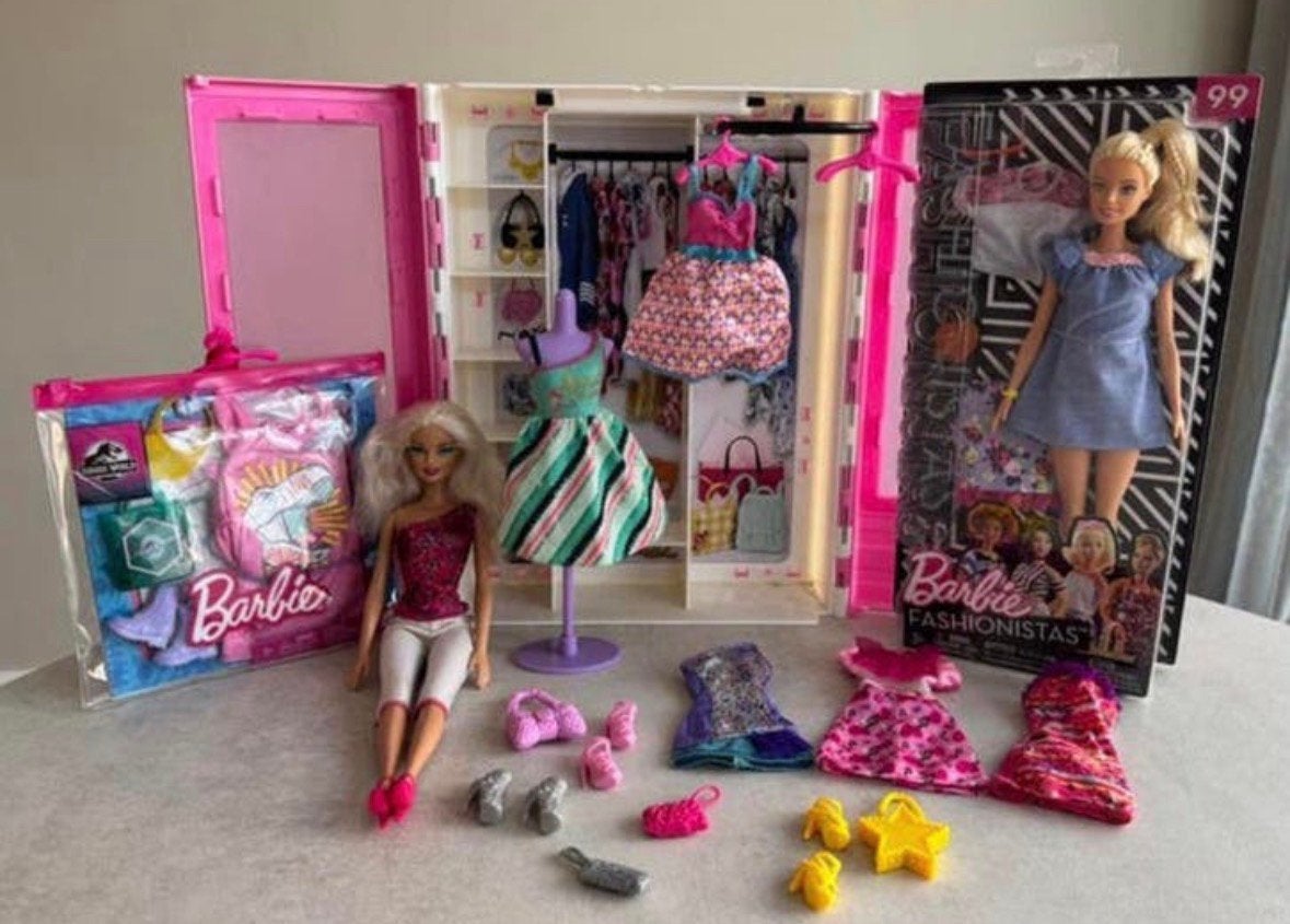 Barbie kast met vele extra’s, Verzamelen, Poppen, Ophalen of Verzenden, Zo goed als nieuw, Fashion Doll