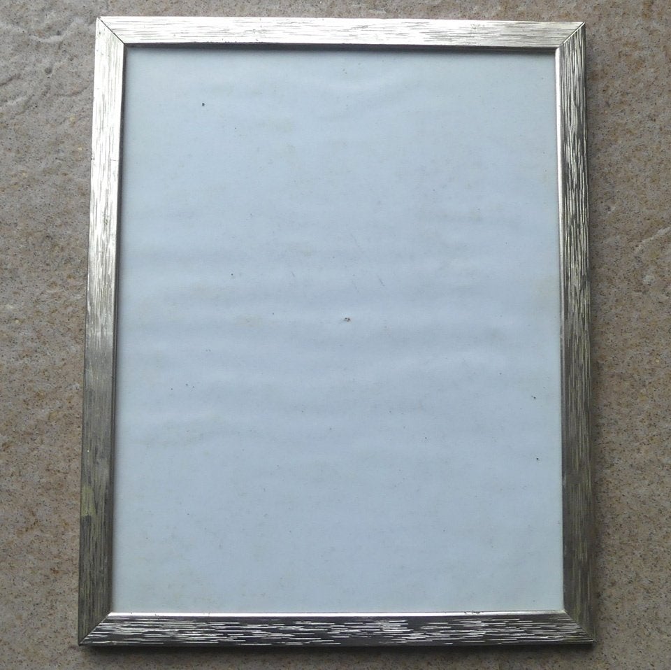 Oude fotolijst brede zilverkleurige rand metaal fotolijstje, Gebruikt, 20 cm, 25 cm, Ophalen of Verzenden