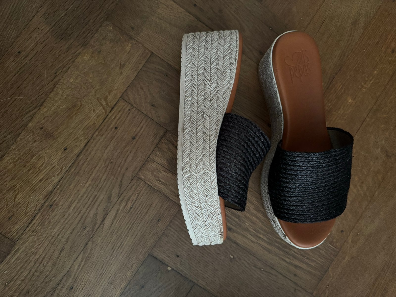 Nieuwe Mis Pepas slippers met sleehak maat 40, Kleding | Dames, Ophalen of Verzenden, Nieuw, Zwart, Slippers