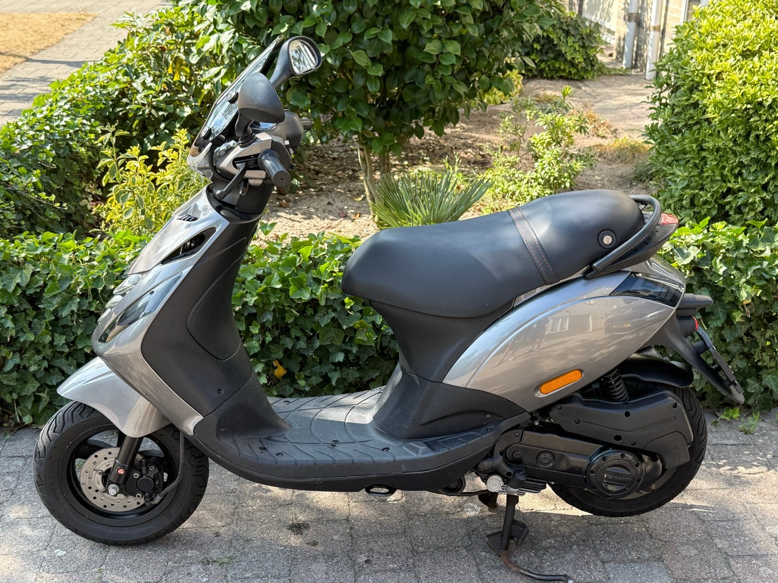 Piaggio Zip 2022 met Ferrari Grigio SP kappen en upgrades, Ophalen, Gebruikt, Maximaal 45 km/u, Zip