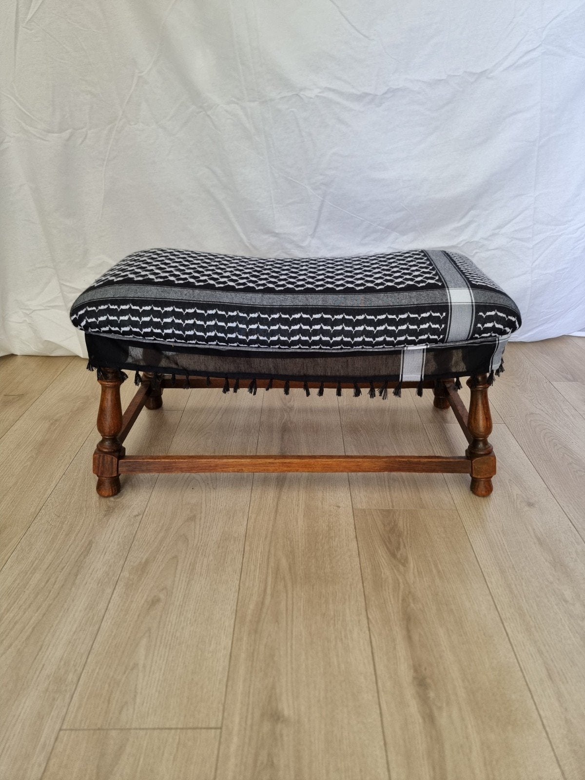 Uniek Keffiyeh Voetbankje - Nieuw Gestoffeerd, Ophalen, Oosters, Modern, Uniek, 50 tot 75 cm, Nieuw