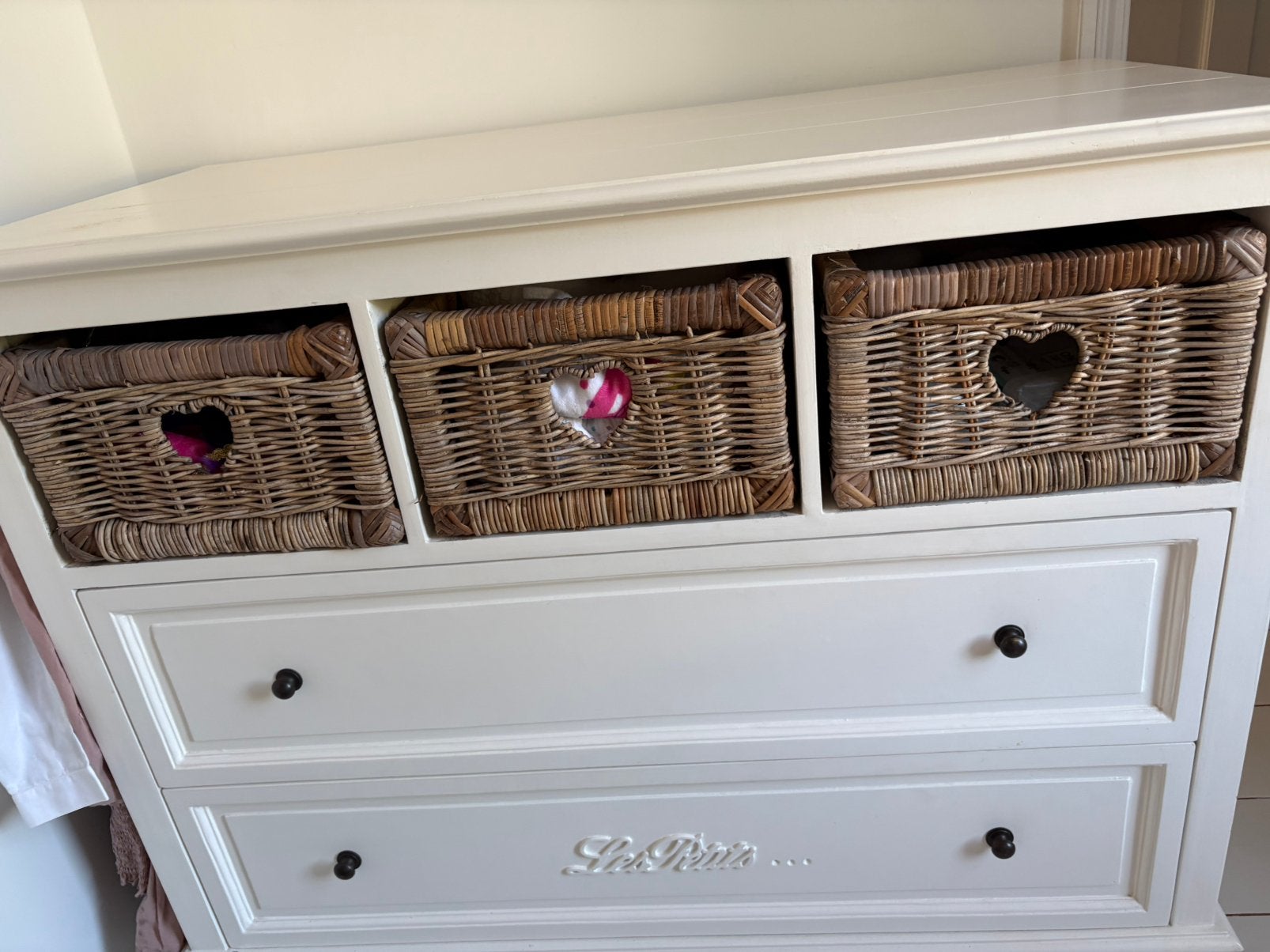 Commode wit met lichte beschadiging op boven blad, Ophalen, 50 tot 70 cm, 90 tot 105 cm, 100 cm of meer