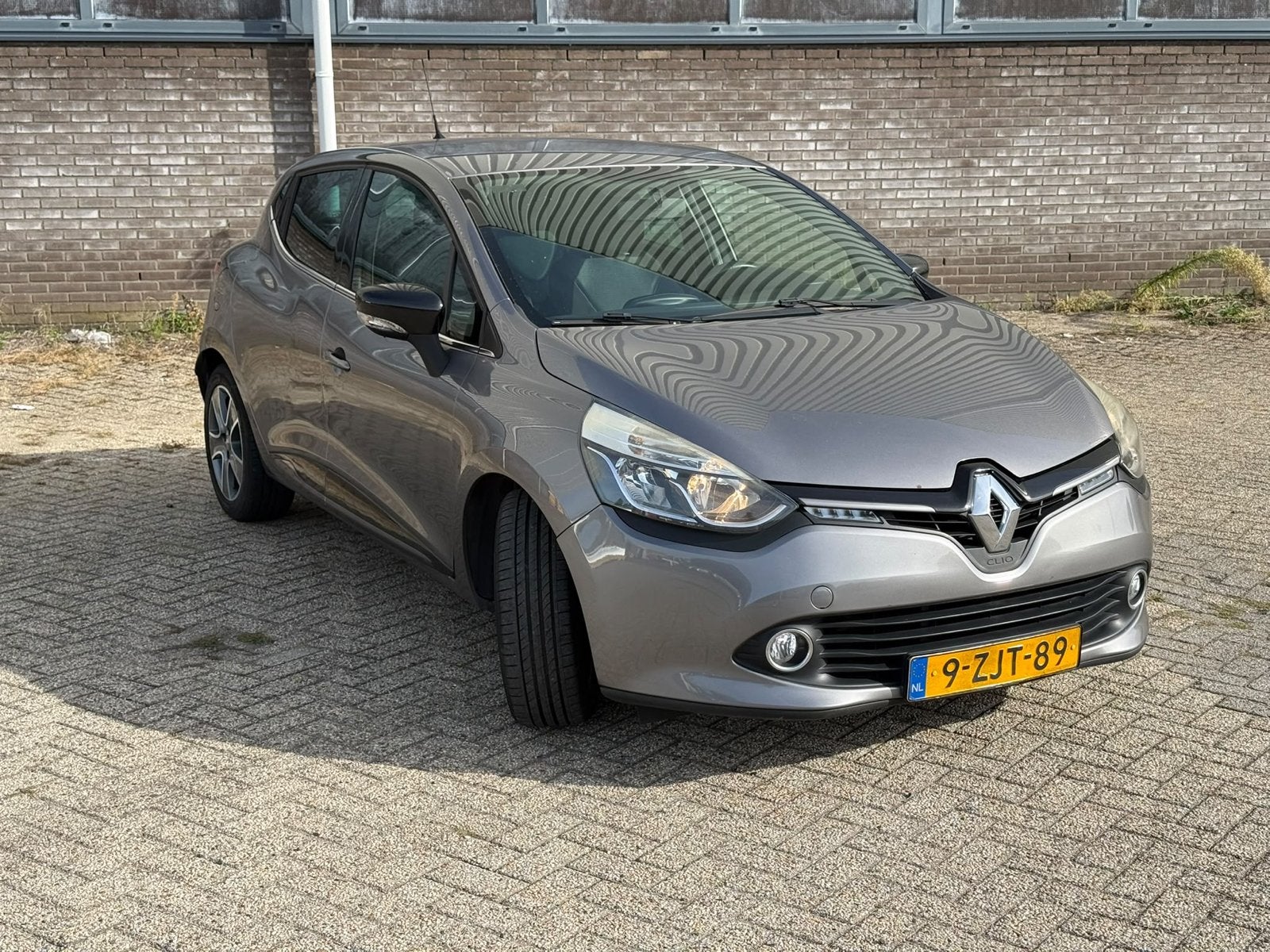 Renault Clio 1.5 DCI 66KW 5-DRS 2015 Grijs, Auto's, Voorwielaandrijving, 1046 kg, 4 cilinders, 96 €/maand