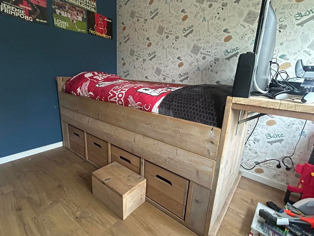 Handgemaakt steigerhouten bed 1 pers, Ophalen, Zo goed als nieuw, Halfhoogslaper