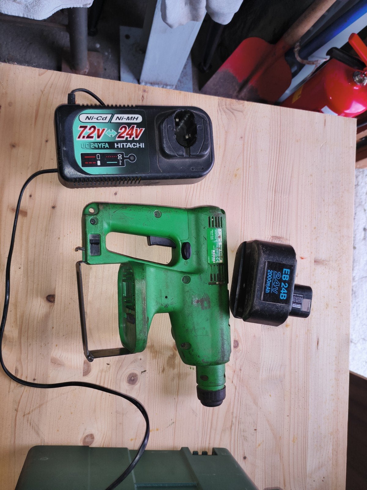 Hitachi Boormachine met Lader en Accu - 24V, Ophalen of Verzenden, Gebruikt, Boormachine